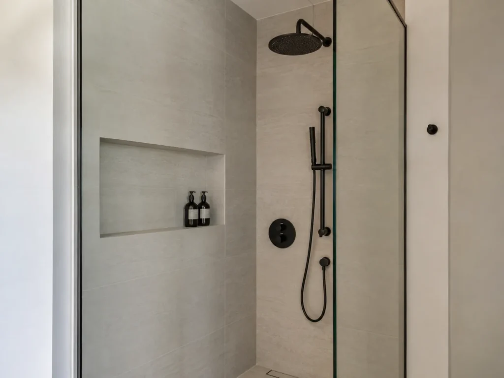 Ducha moderna en tonos neutros
